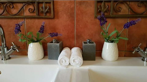 Barossa Glen - Henri's Cottage - Bed & Breakfast - Holiday Find 2