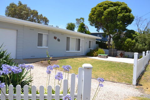 Bay Breeze Cottage - Holiday Find 0