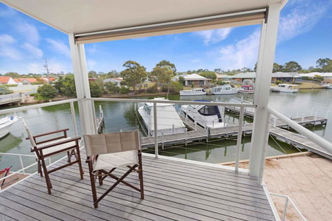 Beach 2 - Waterfront Villa And Beach - Holiday Find 0