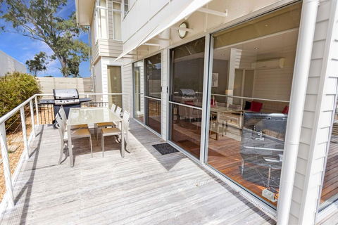 Beach 2 - Waterfront Villa And Beach - Holiday Find 2