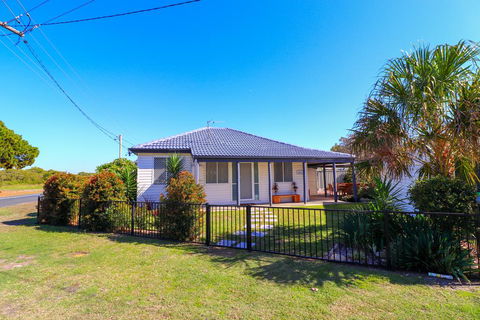 Beach Side Cottage At Blacksmiths - Holiday Find 0