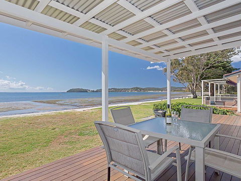 Beached Inn' 93 Foreshore Drive - Spacious Beach Front House - Holiday Find 0