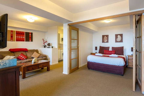 Beachfront Apartment Blackmans Bay - Holiday Find 3