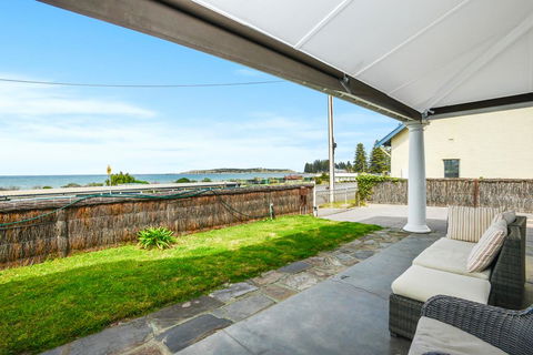 Beachfront Buena Vista - PetFriendly - Holiday Find 0