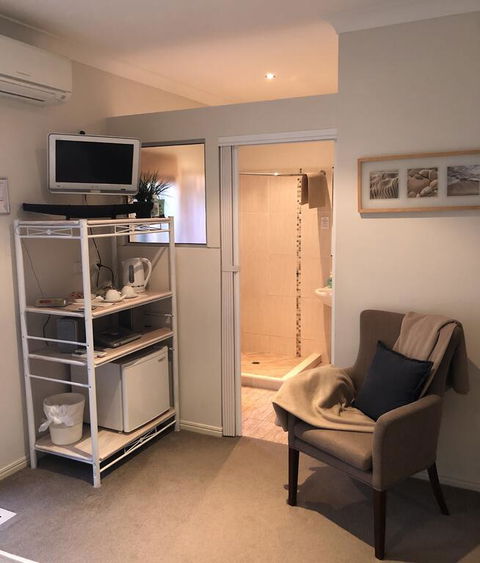 Beachhouse Bed And Breakfast - Holiday Find 3