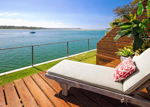 Riverfront Apartment, Perfect Location - Holiday Find 2