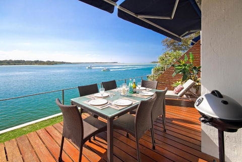 Riverfront Apartment, Perfect Location - Holiday Find 1