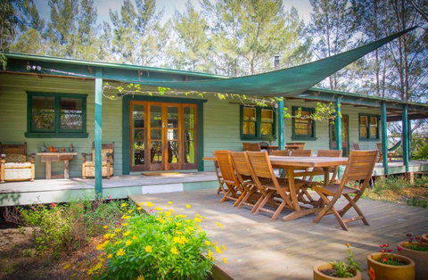 Red Tractor Retreat - Holiday Find 0