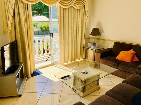 Redcliffe Villa - Holiday Find 3