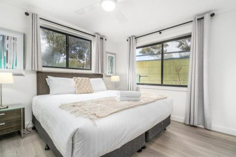 Renovated Townhouse Close To The CBD And Schools - Holiday Find 0