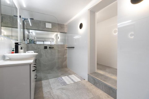 Renovated Townhouse Close To The CBD And Schools - Holiday Find 3