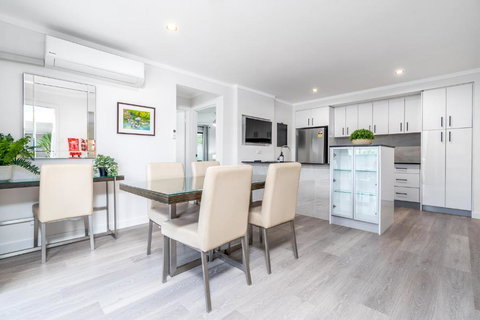 Renovated Townhouse Close To The CBD And Schools - Holiday Find 2