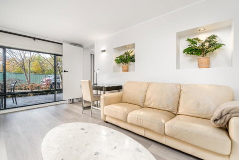 Renovated Townhouse Close To The CBD And Schools - Holiday Find 1