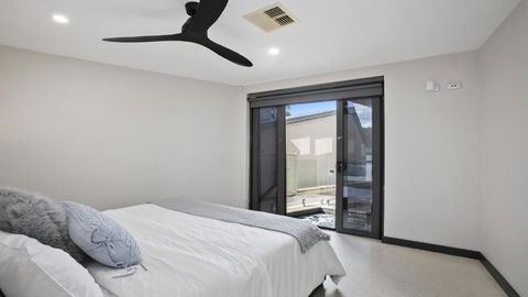 Riptides Booker Bay -Waterfront Apartment, Walk To Shops & Cafes - Holiday Find 3
