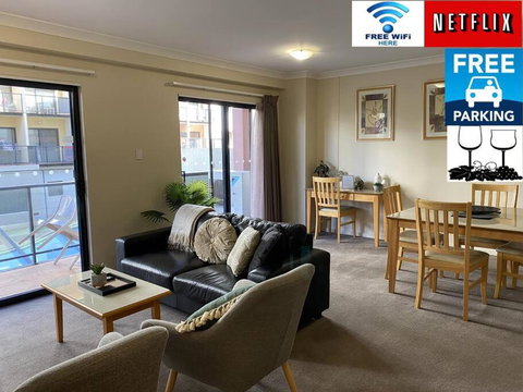 RIVERSIDE CITY VIEW PARKING NETFLIX WIFI WINE FREE - Holiday Find 0