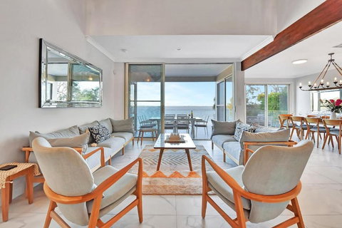 Royal Retreat Peaceful Lakefront - Holiday Find 1