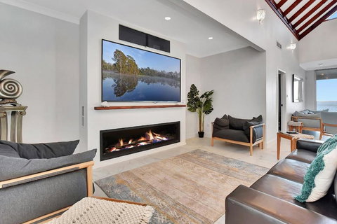 Royal Retreat Peaceful Lakefront - Holiday Find 3