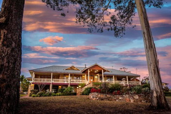 Robyn\'s Nest Lakeside Resort with Holiday Find