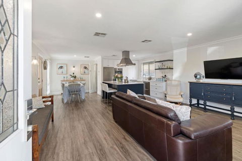 Rose Cottage 3B Hutchinson St Goolwa - Linen Included - Holiday Find 2