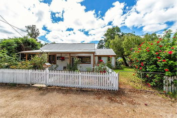 Rose Cottage Nannup with Holiday Find