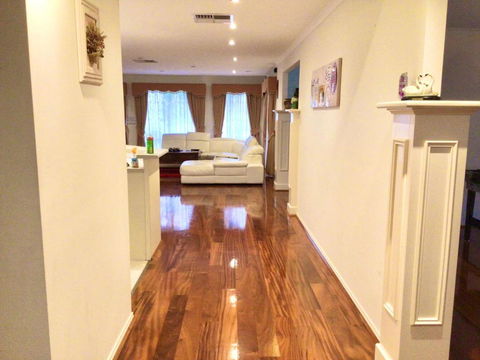 Roxy - A Spacious Cosy Getaway - Near Mel Airport - Holiday Find 3