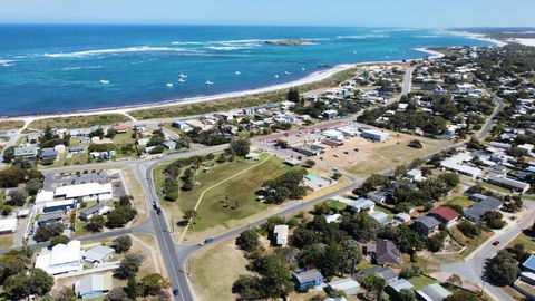 Sail House Overlooking Lancelins Main Park - Holiday Find 1