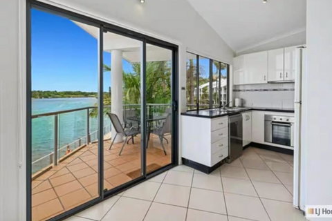 Sails 3 - Waterfront Apartment - Holiday Find 2