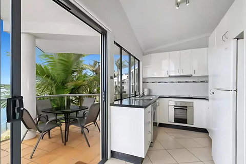 Sails 3 - Waterfront Apartment - Holiday Find 1