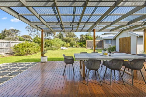 Salt Air Beach Retreat - 280m Walk To Foreshore, Check Out 5pm Sunday! - Holiday Find 2