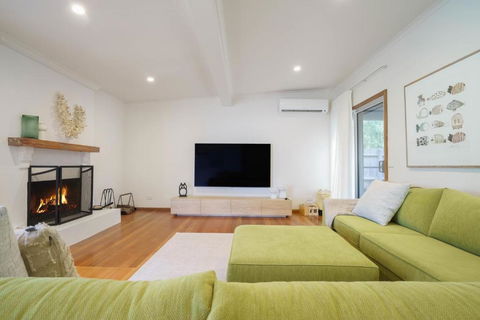 Salt Air Beach Retreat - 280m Walk To Foreshore, Check Out 5pm Sunday! - Holiday Find 3