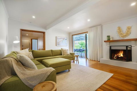 Salt Air Beach Retreat - 280m Walk To Foreshore, Check Out 5pm Sunday! - Holiday Find 0