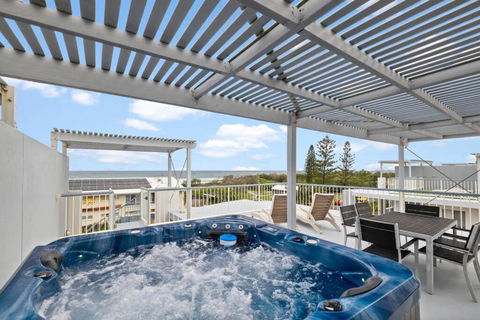 Salty Breeze - Rooftop Terrace & Jacuzzi - Holiday Find 0