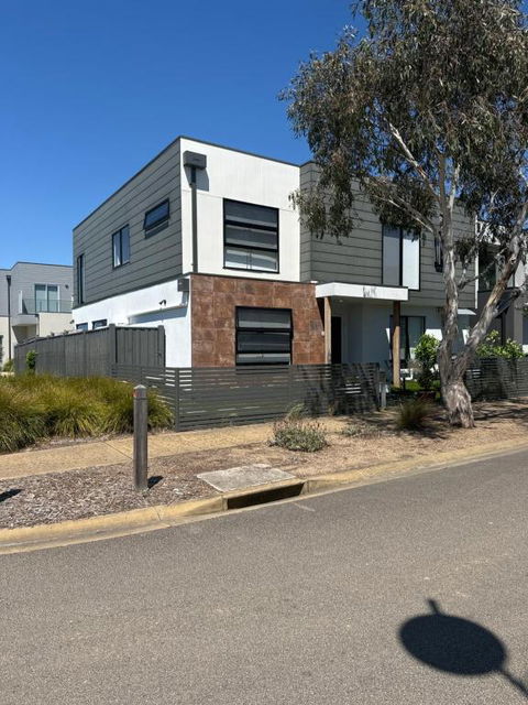 Sanary A Modern Beach Home In Martha Cove - Holiday Find 0