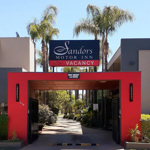 Sandors Motor Inn - Holiday Find 0