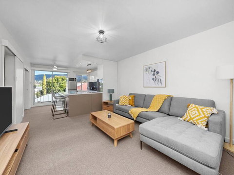 Sandy Bay Apartment With Hobart River View, Near UTAS - Stroll To Cafes And Shops - Holiday Find 0