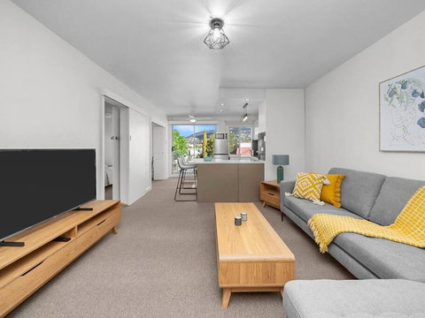 Sandy Bay Apartment With Hobart River View, Near UTAS - Stroll To Cafes And Shops - Holiday Find 2