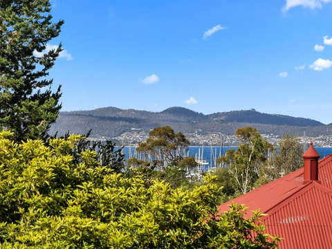 Sandy Bay Apartment With Hobart River View, Near UTAS - Stroll To Cafes And Shops - Holiday Find 1