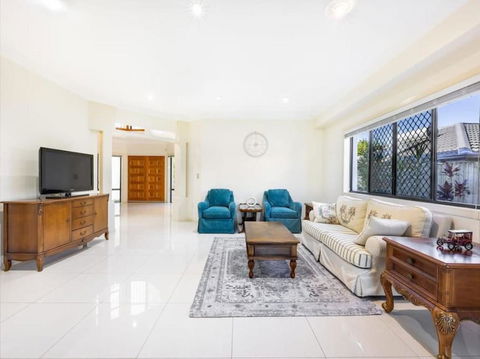 Seaside Modern And Luxurious Mansion With Pool - Holiday Find 0
