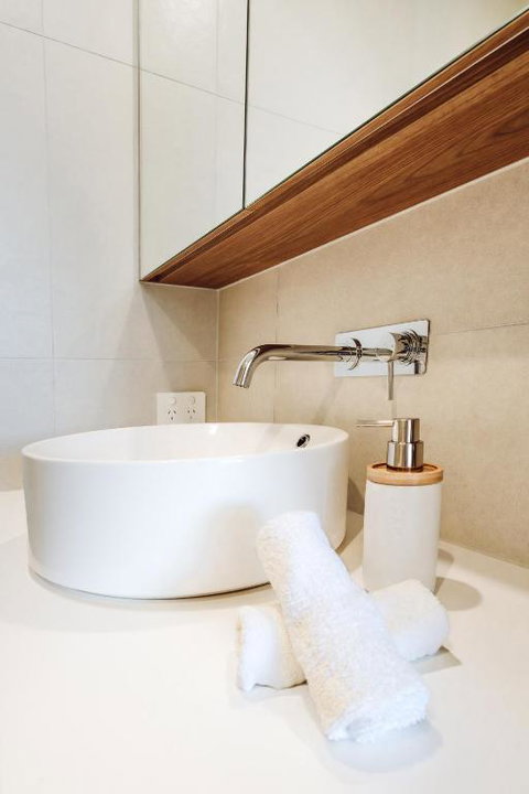 SILK - Lustrous Vacation Awaits 400m To The Beach - Holiday Find 1