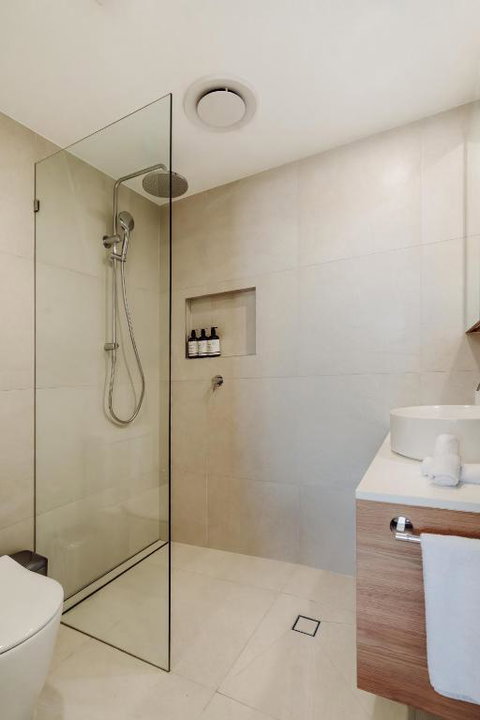 SILK - Lustrous Vacation Awaits 400m To The Beach - Holiday Find 2