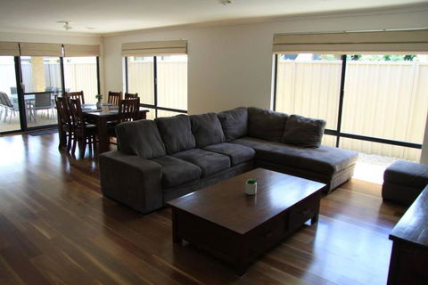 Southern River Family Accommodation. Free WiFi - Holiday Find 0