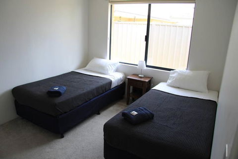 Southern River Family Accommodation. Free WiFi - Holiday Find 1