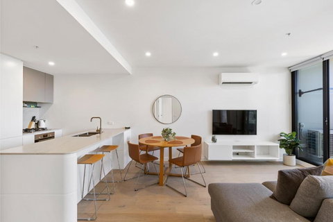 Spacious & Bright Apt Near Major Hospital Precinct - Holiday Find 0