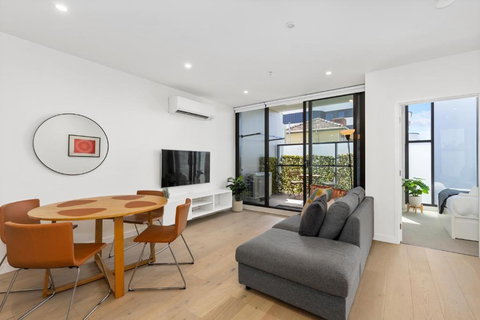 Spacious & Bright Apt Near Major Hospital Precinct - Holiday Find 1