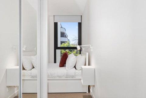 Spacious & Bright Apt Near Major Hospital Precinct - Holiday Find 3