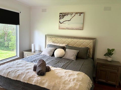 Spacious 4 Bed, 2 Lounge, 2 Bath, Acre Home With Tree Top Views - Yarra Valley Gateway! - Holiday Find 1