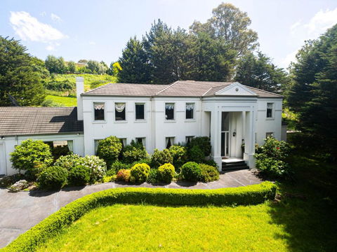 StayAU Expansive 7BR Villa Scenic Warrandyte - Holiday Find 1