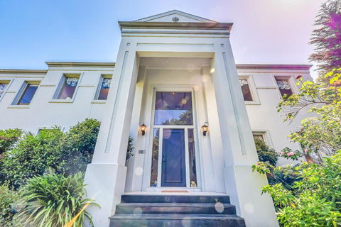 StayAU Expansive 7BR Villa Scenic Warrandyte - Holiday Find 2