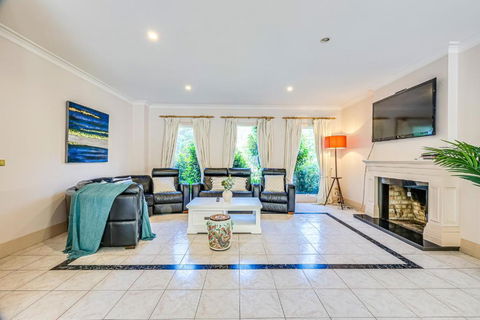 StayAU Expansive 7BR Villa Scenic Warrandyte - Holiday Find 3