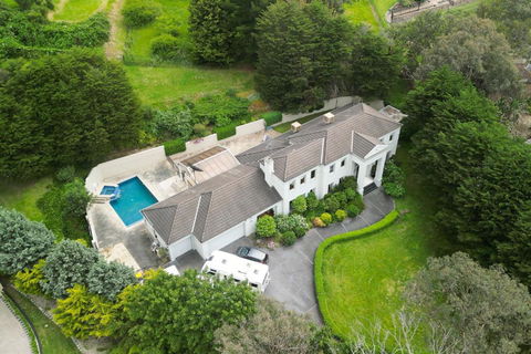 StayAU Expansive 7BR Villa Scenic Warrandyte - Holiday Find 0